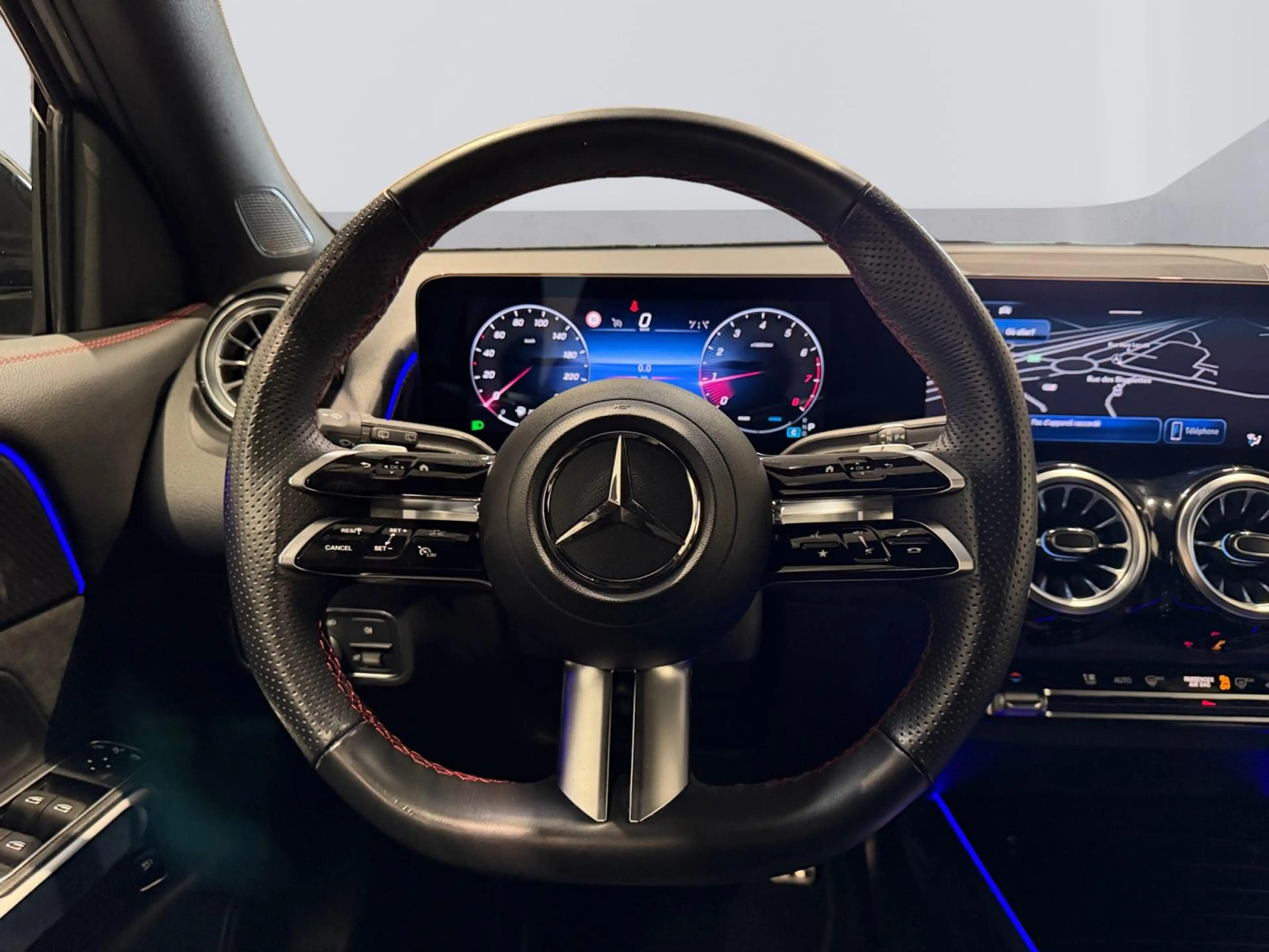 Mercedes-Benz GLB 200 AMG Line — photo 13