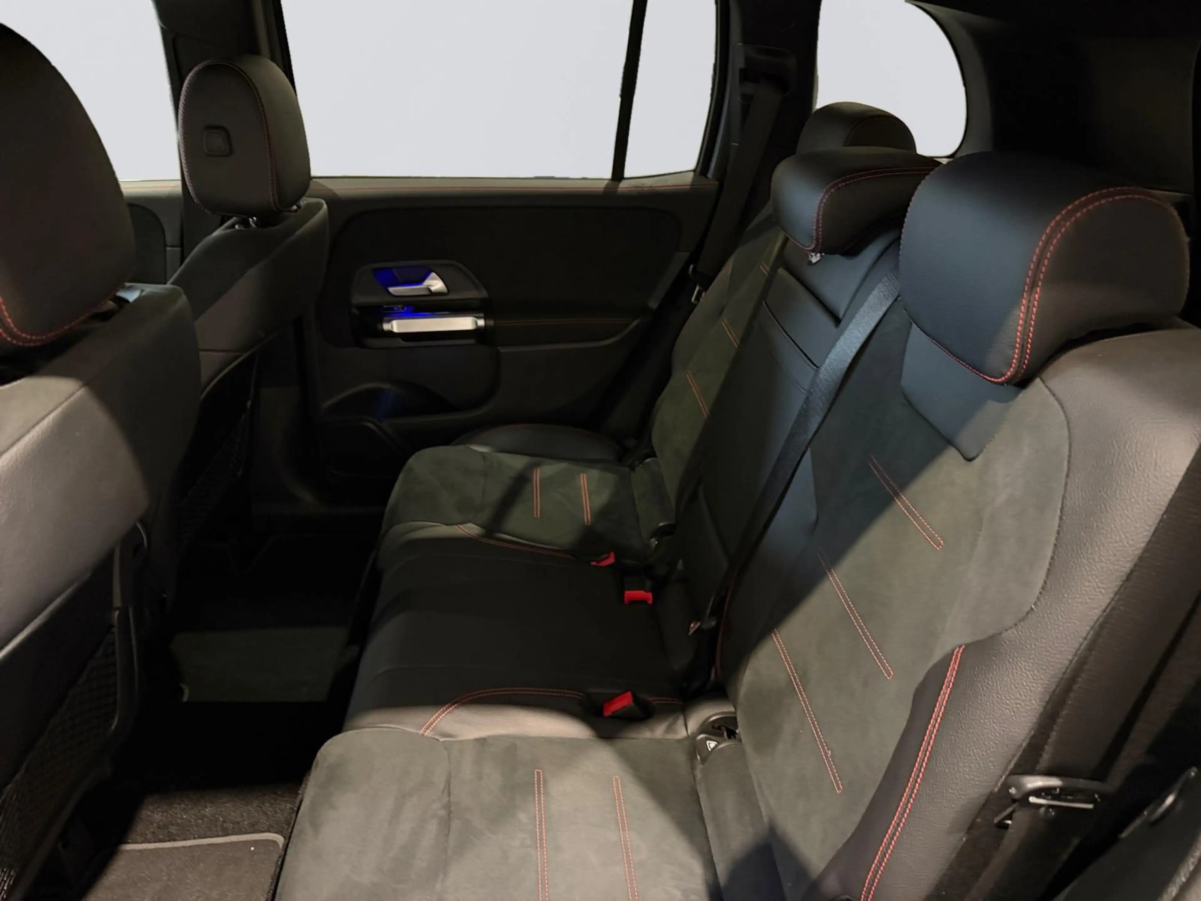 Mercedes-Benz GLB 200 AMG Line — photo 14