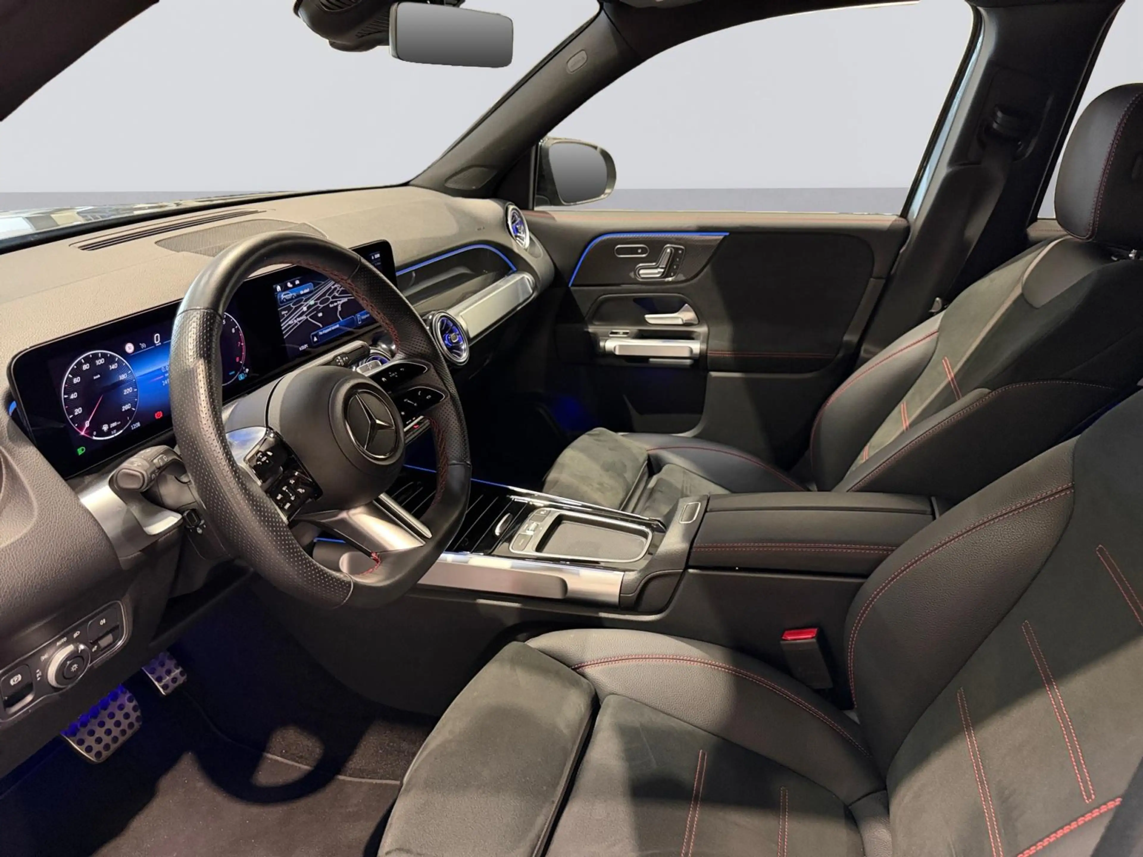 Mercedes-Benz GLB 200 AMG Line — photo 10