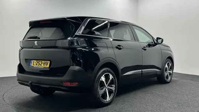 Peugeot 5008 view 5