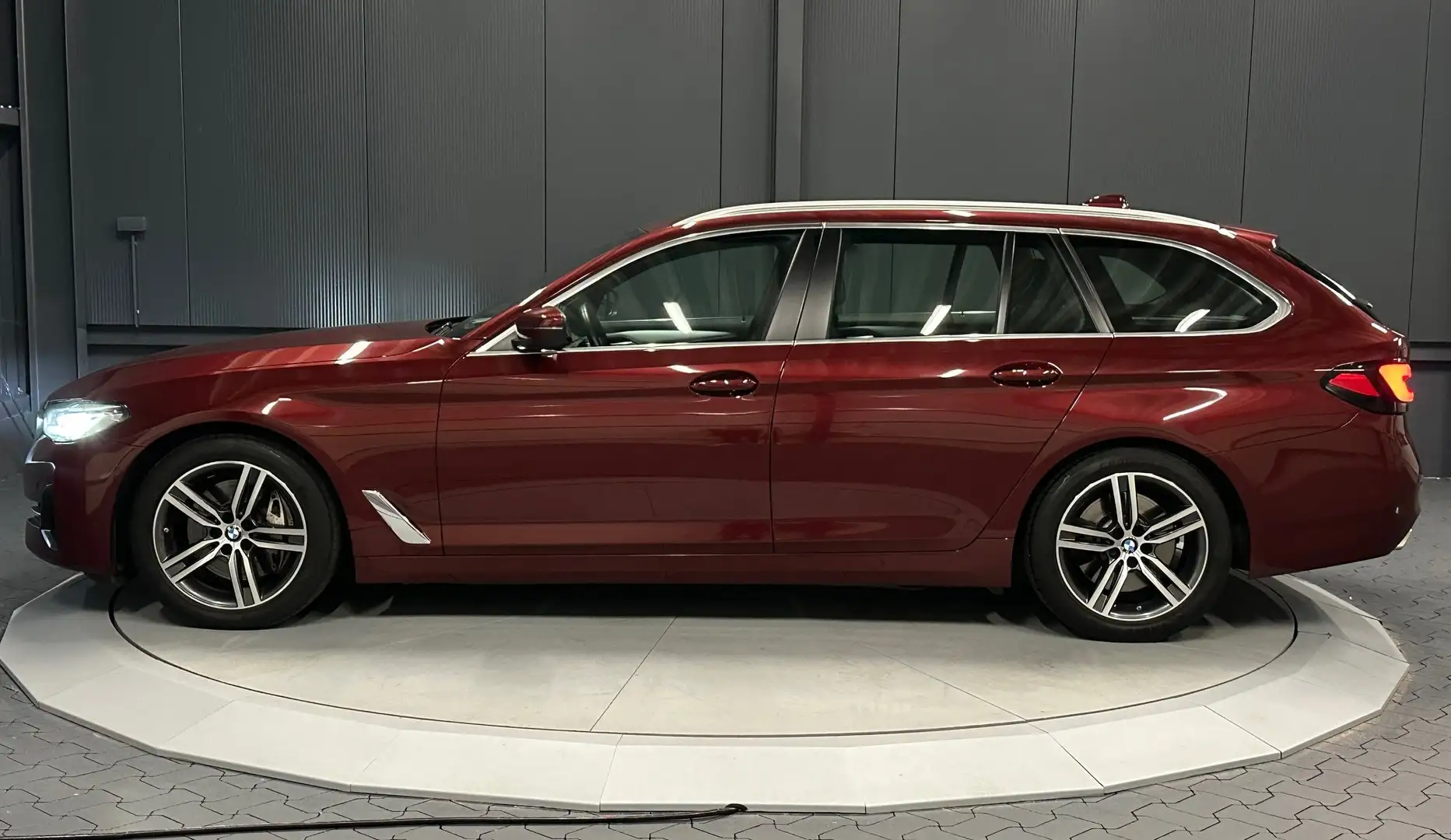 BMW 530 d touring xDrive *LiveCockpit*KAMERA*LEDER*HUD* Červená - 2