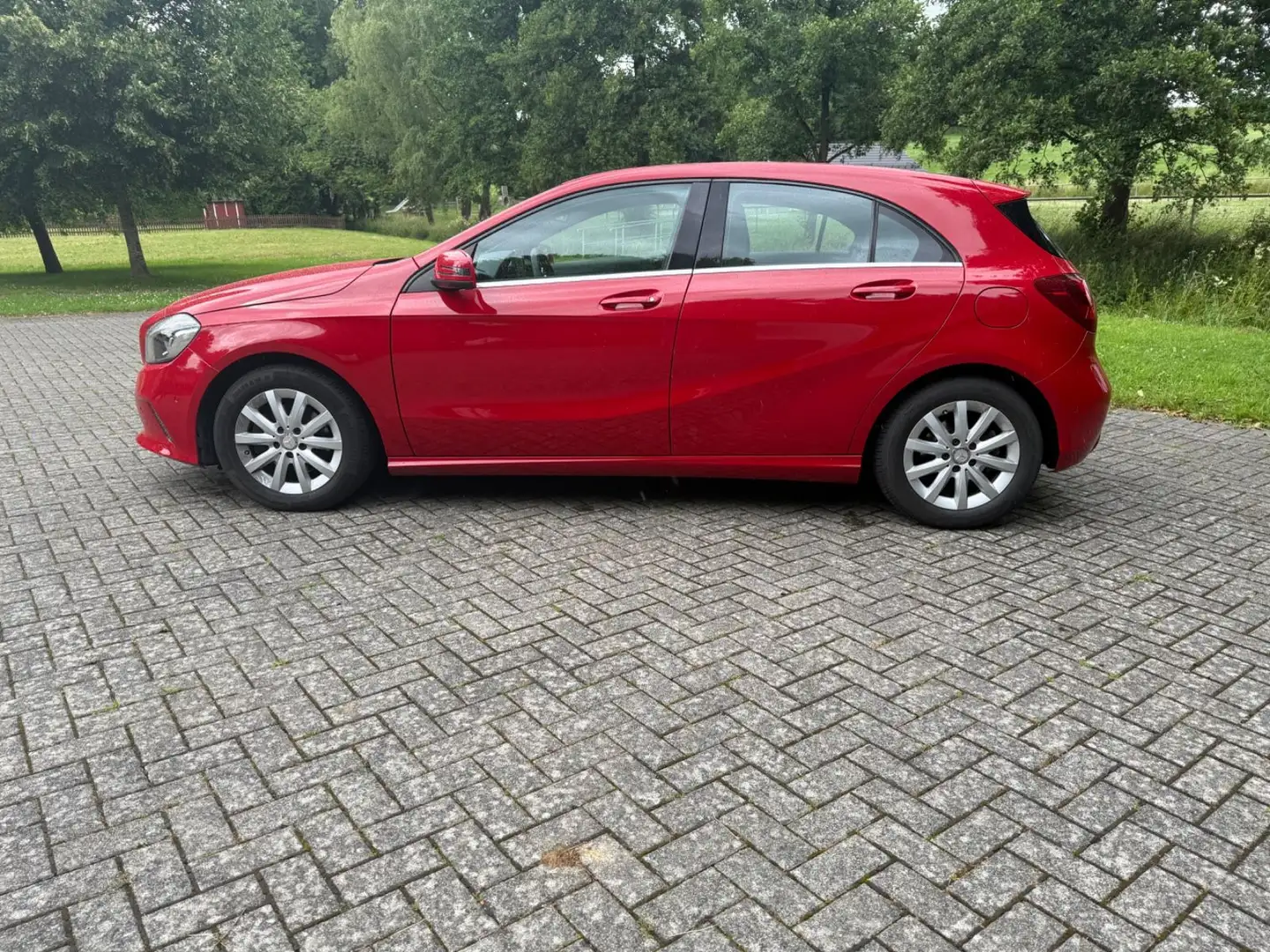 Mercedes-Benz A 180 Navi LED Leder Rood - 2
