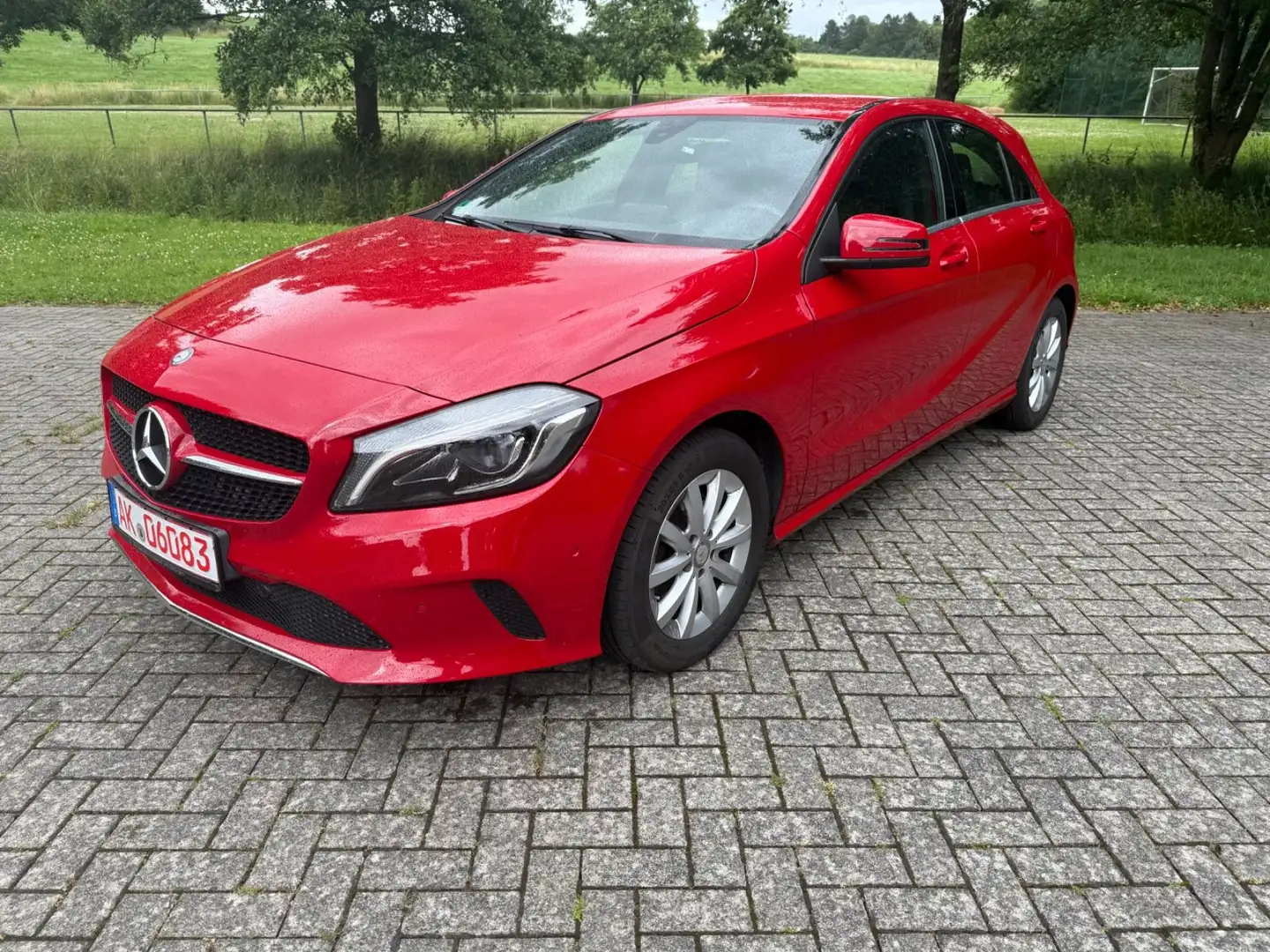 Mercedes-Benz A 180 Navi LED Leder Rood - 1
