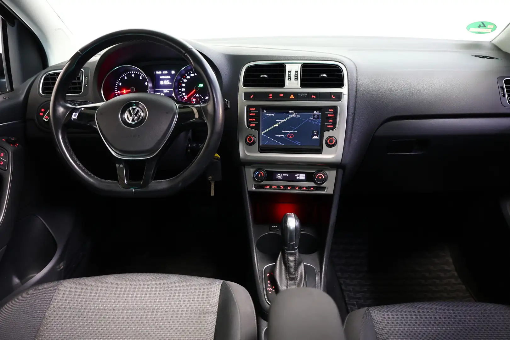 Volkswagen Polo 1.2 TSI DSG Highline PANO NAV CAMERA BT STOELVW PD Grijs - 2