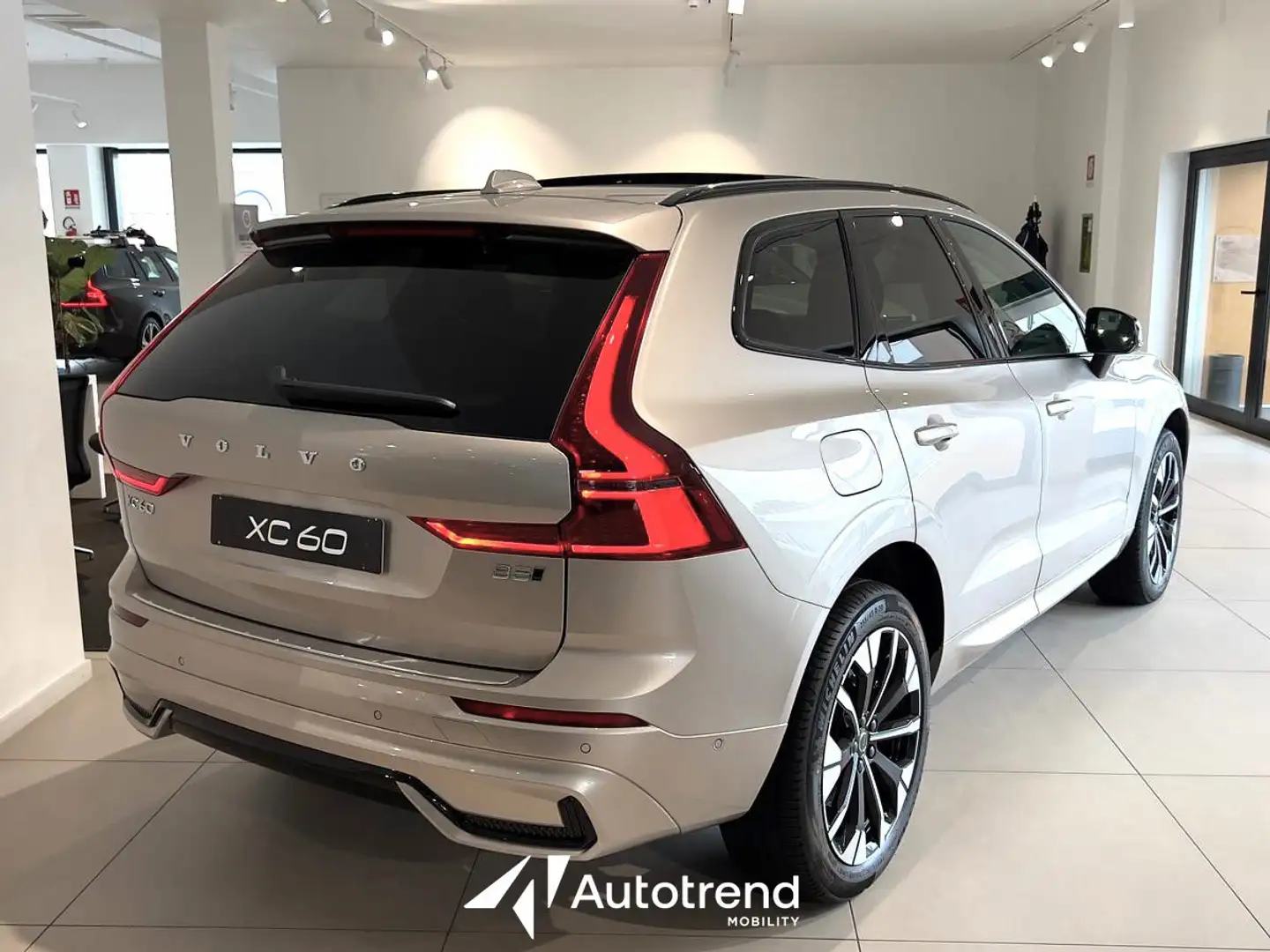 Volvo XC60 B5 250 CV AWD Mild Hybrid Benzina Automatica Ultr Grau - 2