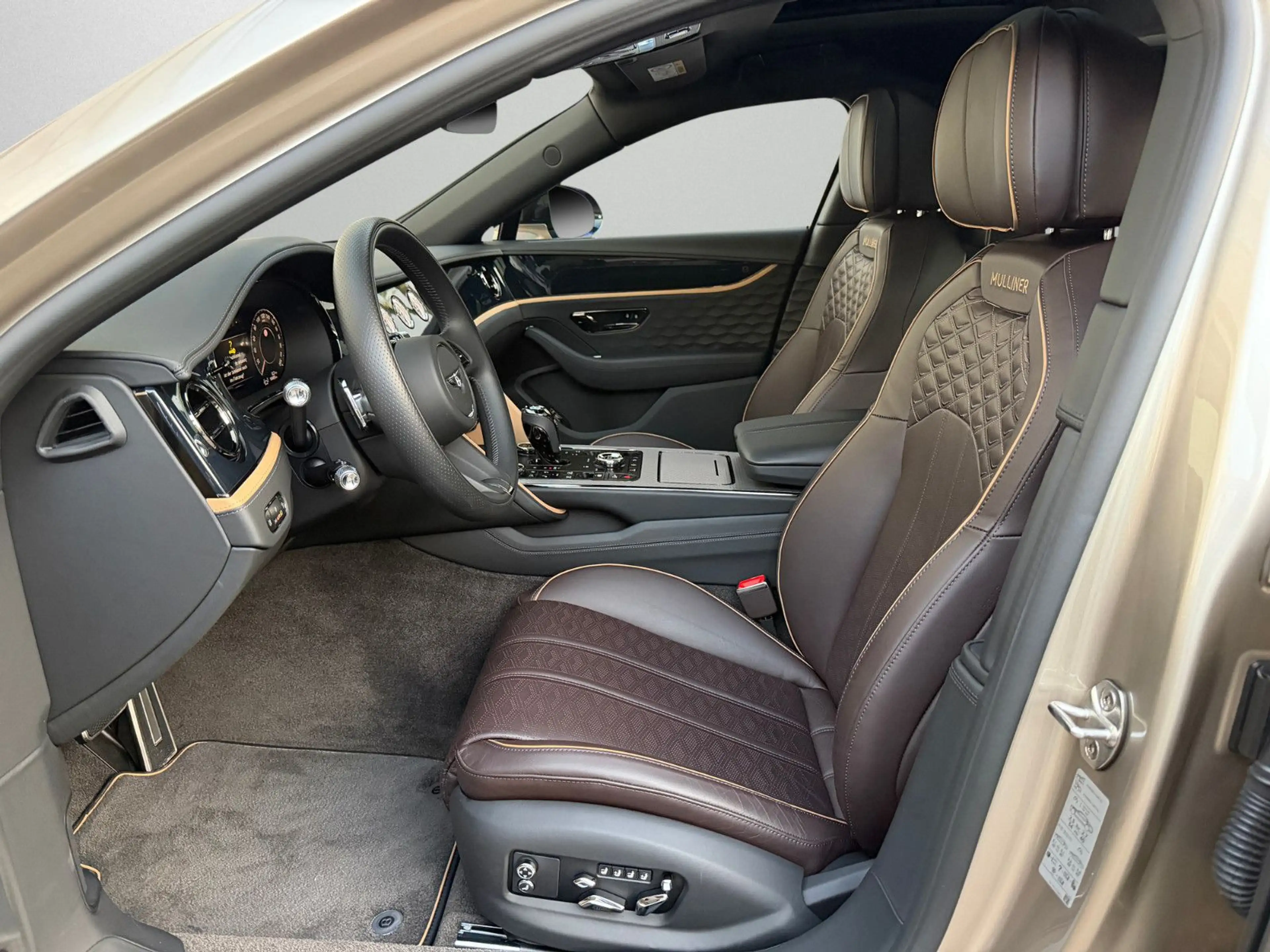 Bentley Flying Spur Mulliner V8 HYBRID - MY2025 - — photo 11