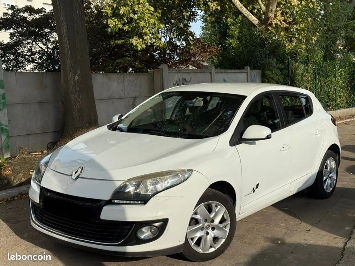 Renault Megane III Phase 2 Hatchback 1.5 dCi 110CV Année 07-2013 à 2990 euro Bianco - 1