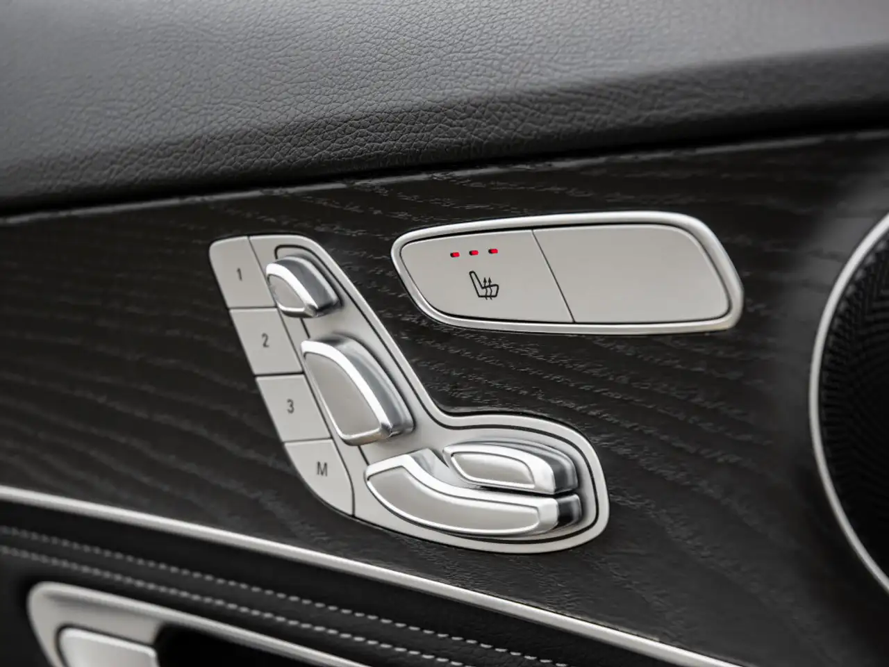 Mercedes-Benz C-Class снимка Mercedes-Benz C-Class