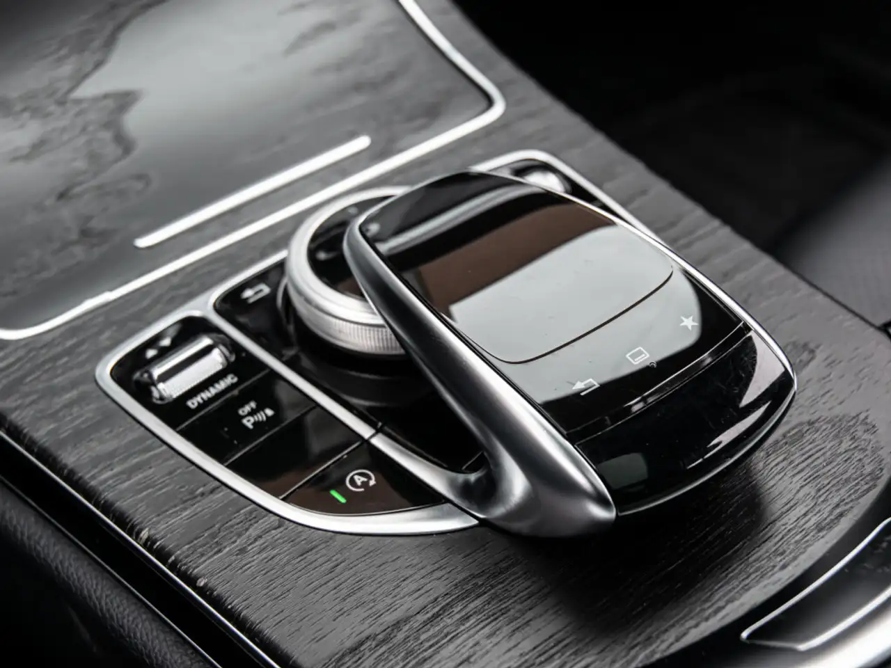 Mercedes-Benz C-Class снимка Mercedes-Benz C-Class