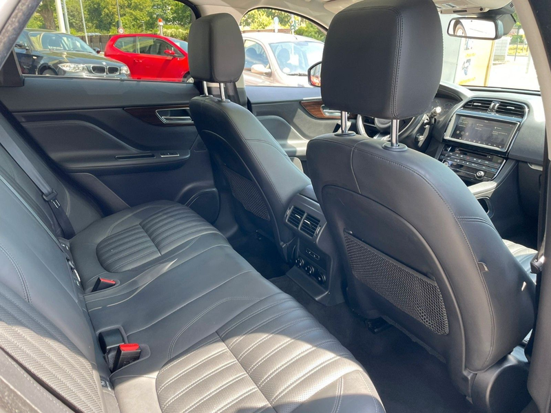 Jaguar F-Pace F-PACE D300 Portfolio AWD Black Pack ACC — photo 11