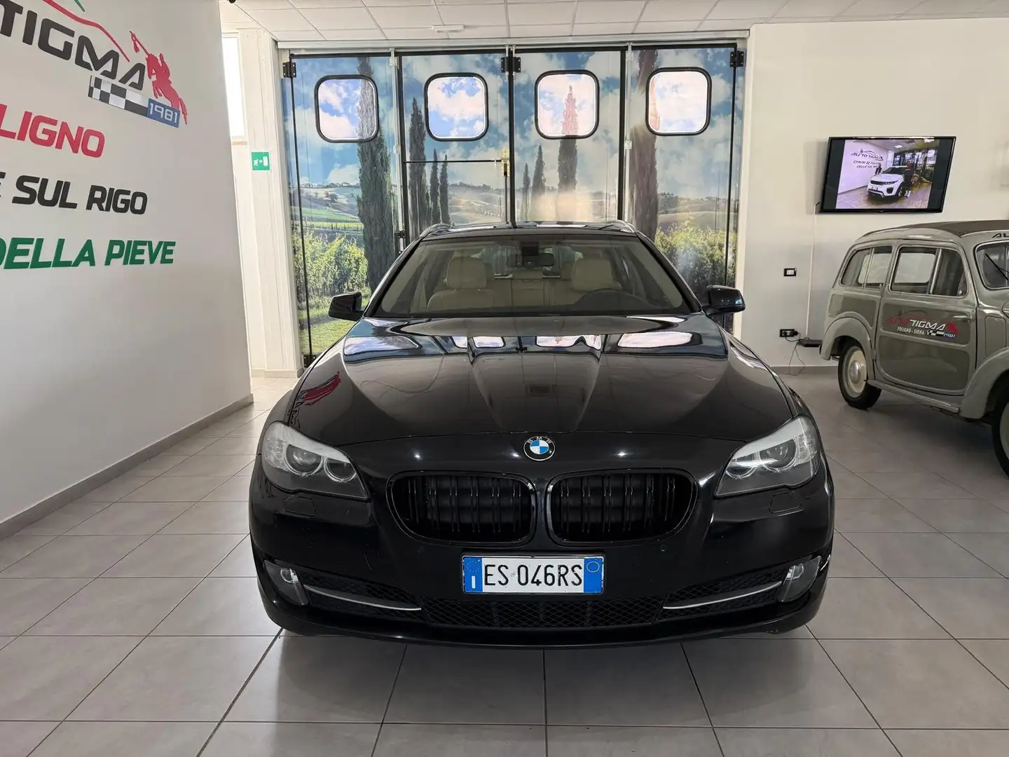 BMW 530 F11 Touring 530d Touring xdrive Futura auto Zwart - 2