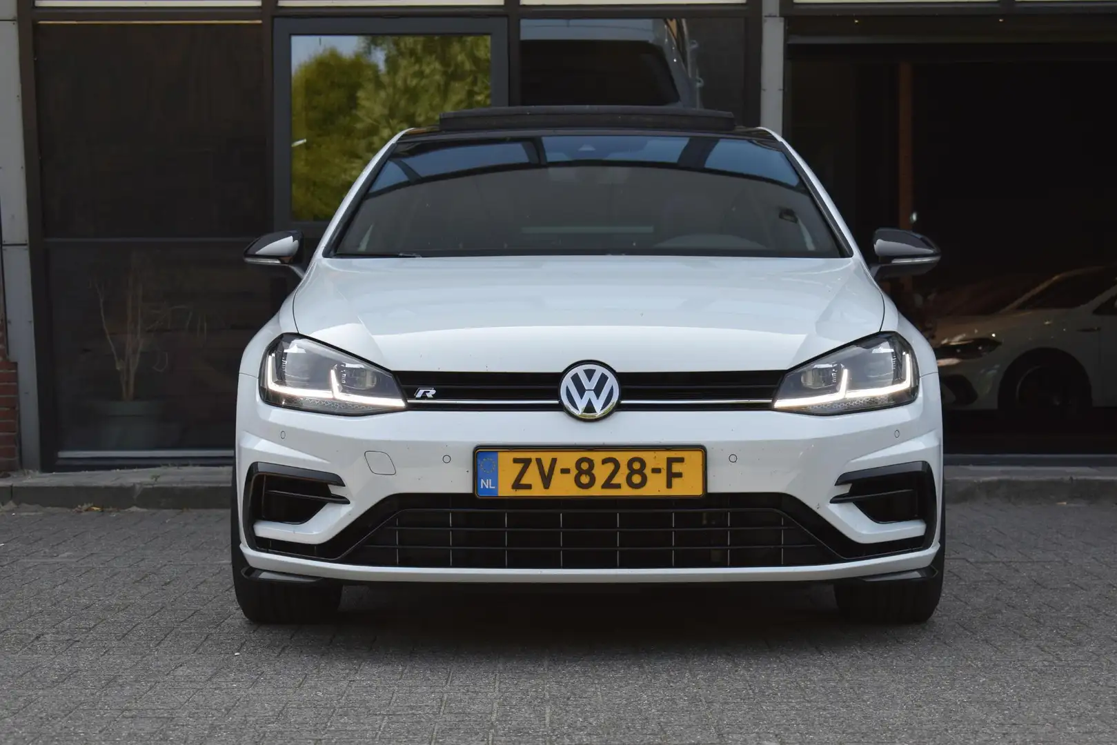 Volkswagen Golf 2.0 TSI 4Motion R Pano Milltek Virtual Lane Dynaud Wit - 2