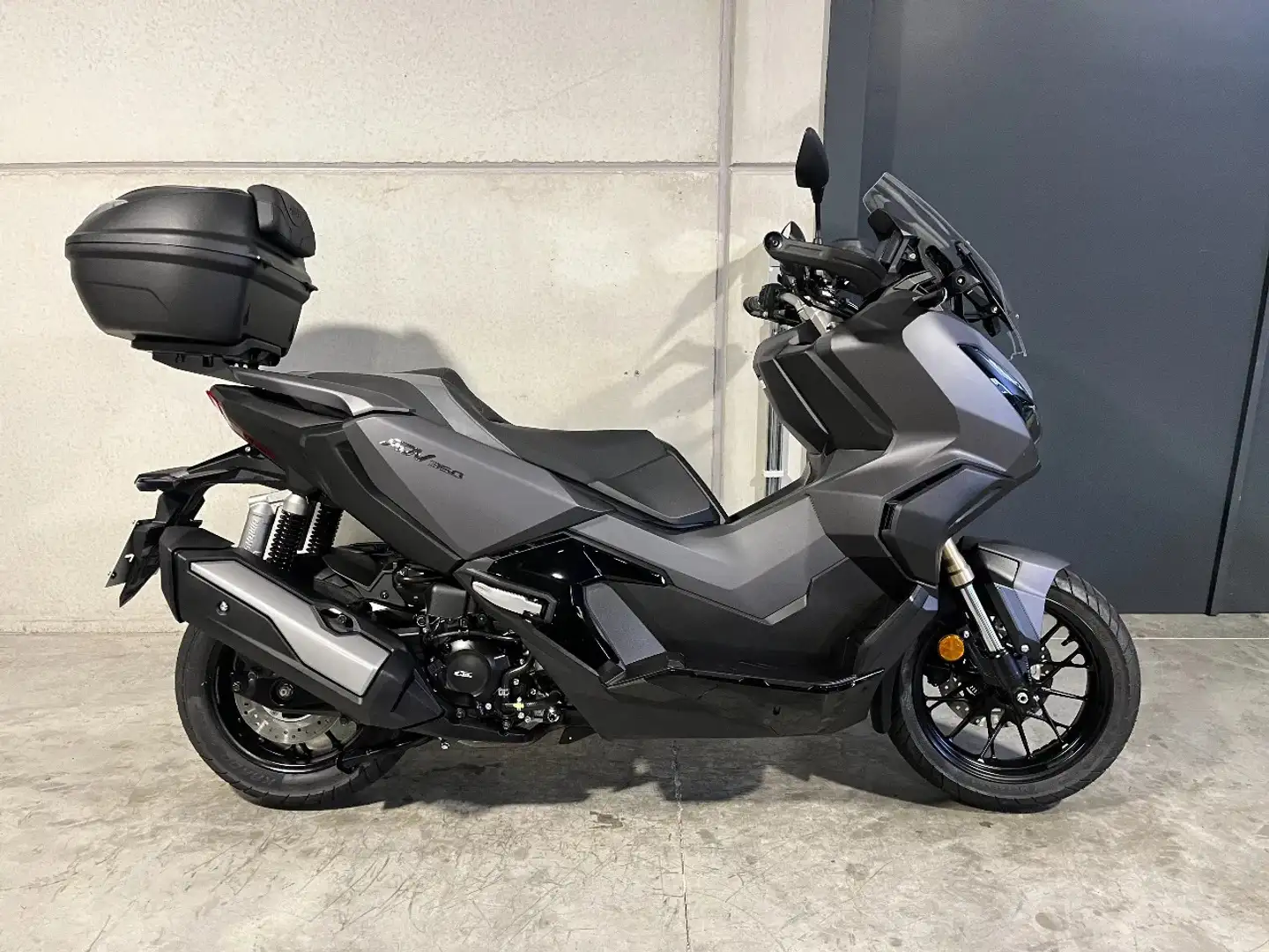 Honda ADV 350 SUV-scooter met topcase - 2