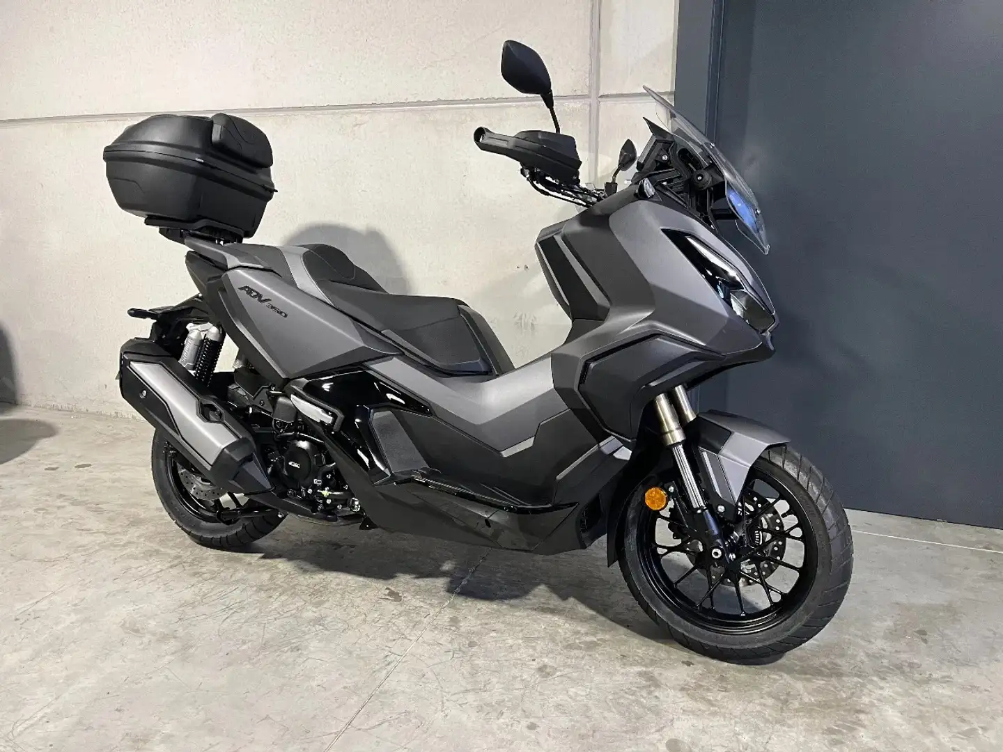 Honda ADV 350 SUV-scooter met topcase - 1