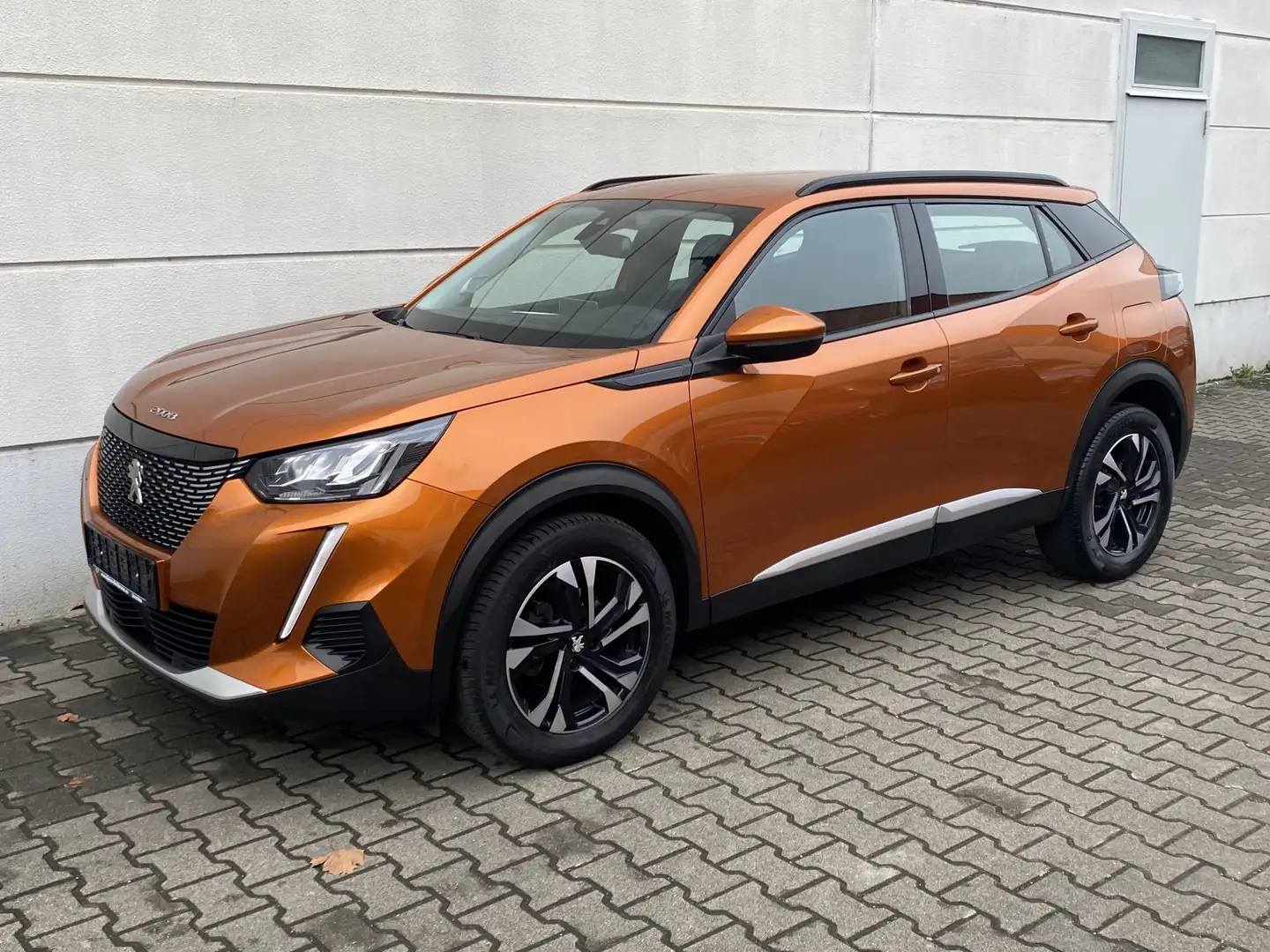 Peugeot 2008 1.2 PureTech 130  Allure RKam Tmat TLeder CarPlay Oranje - 2