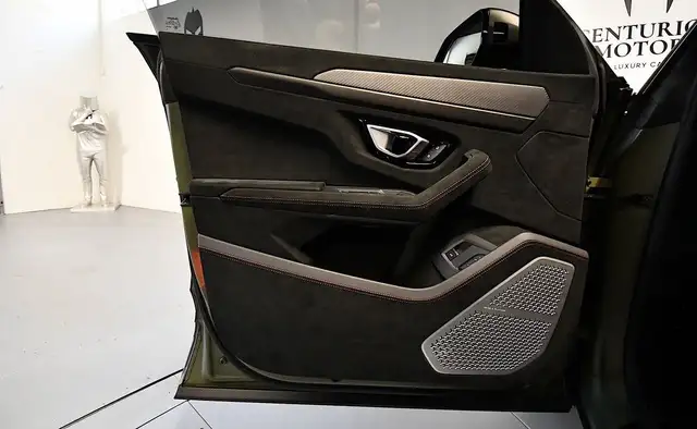 Lamborghini Urus view 13