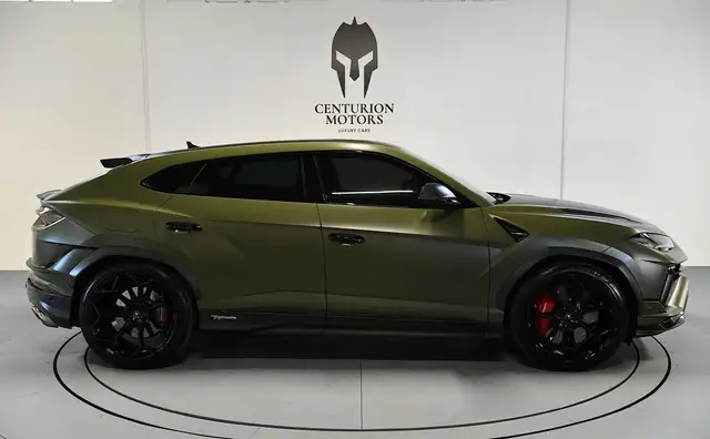 Lamborghini Urus view 3