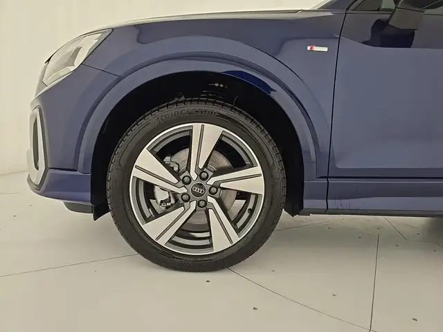 Audi Q2 view 8
