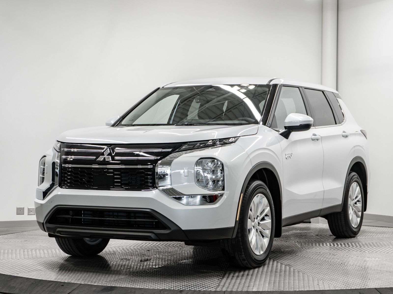 2026 Mitsubishi Outlander ES | HYBRID | ONLY 3,700 KM!!