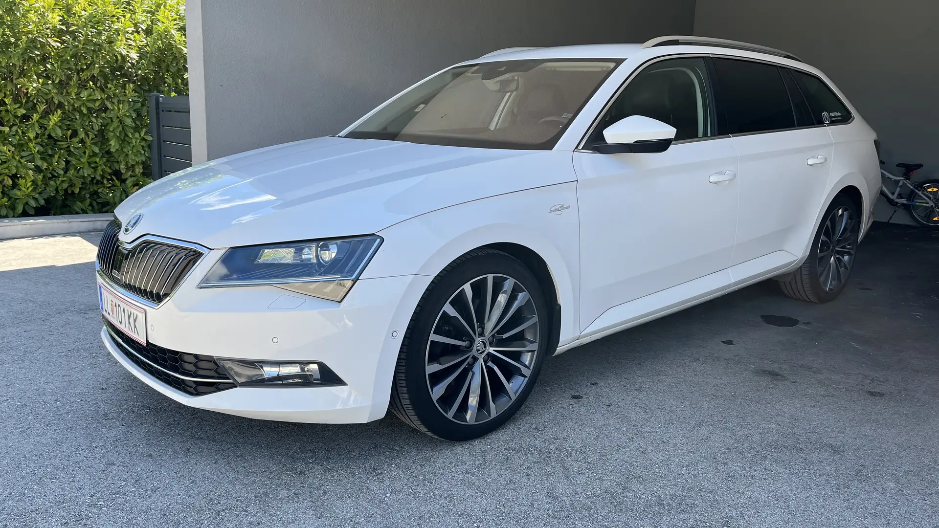 Skoda Superb Kombi 2,0 TDI SCR Laurin & Klement DSG - 1