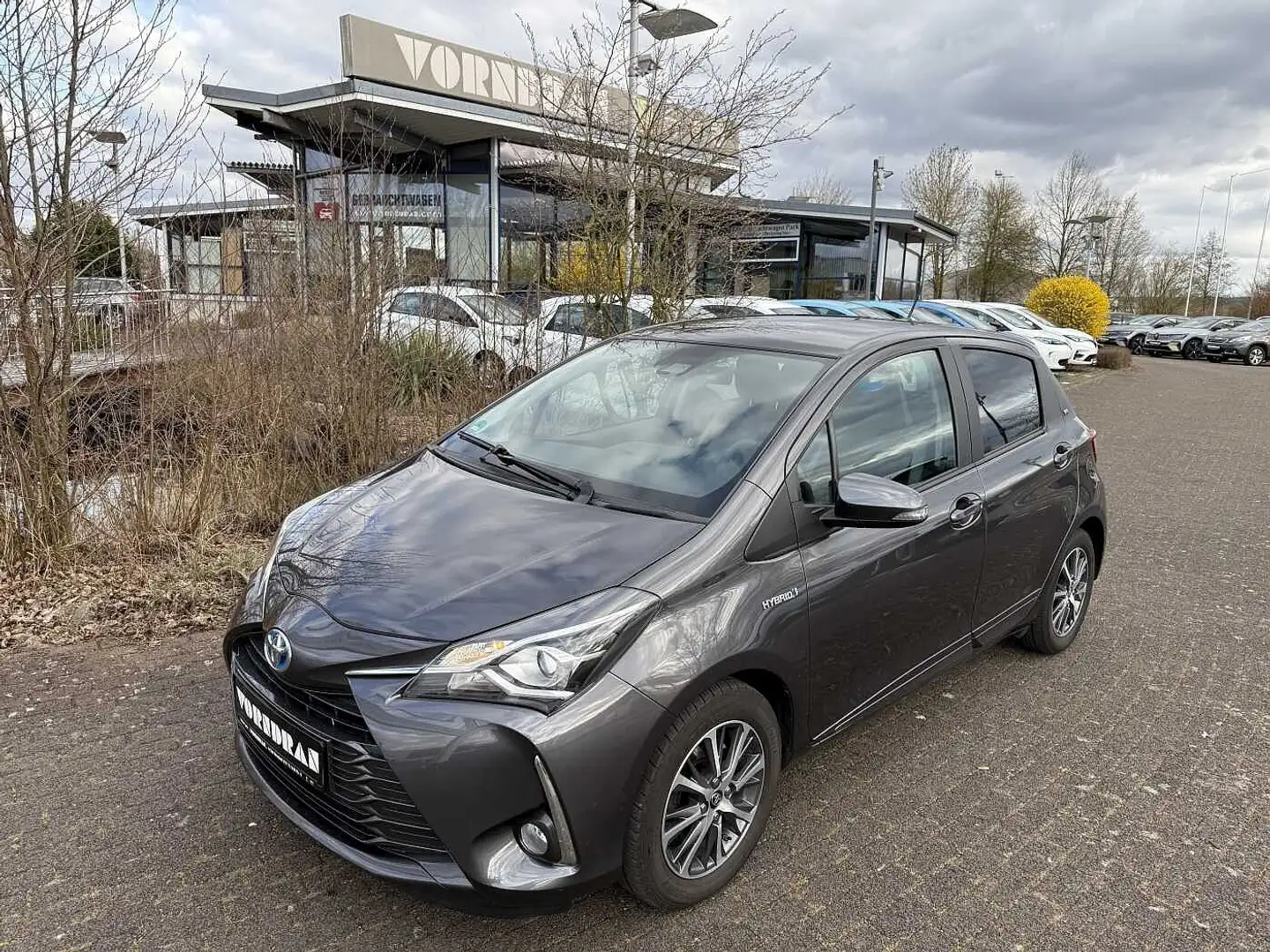 Toyota Yaris Hybrid Y20 Club SHZ Kamera M+S Grau - 1