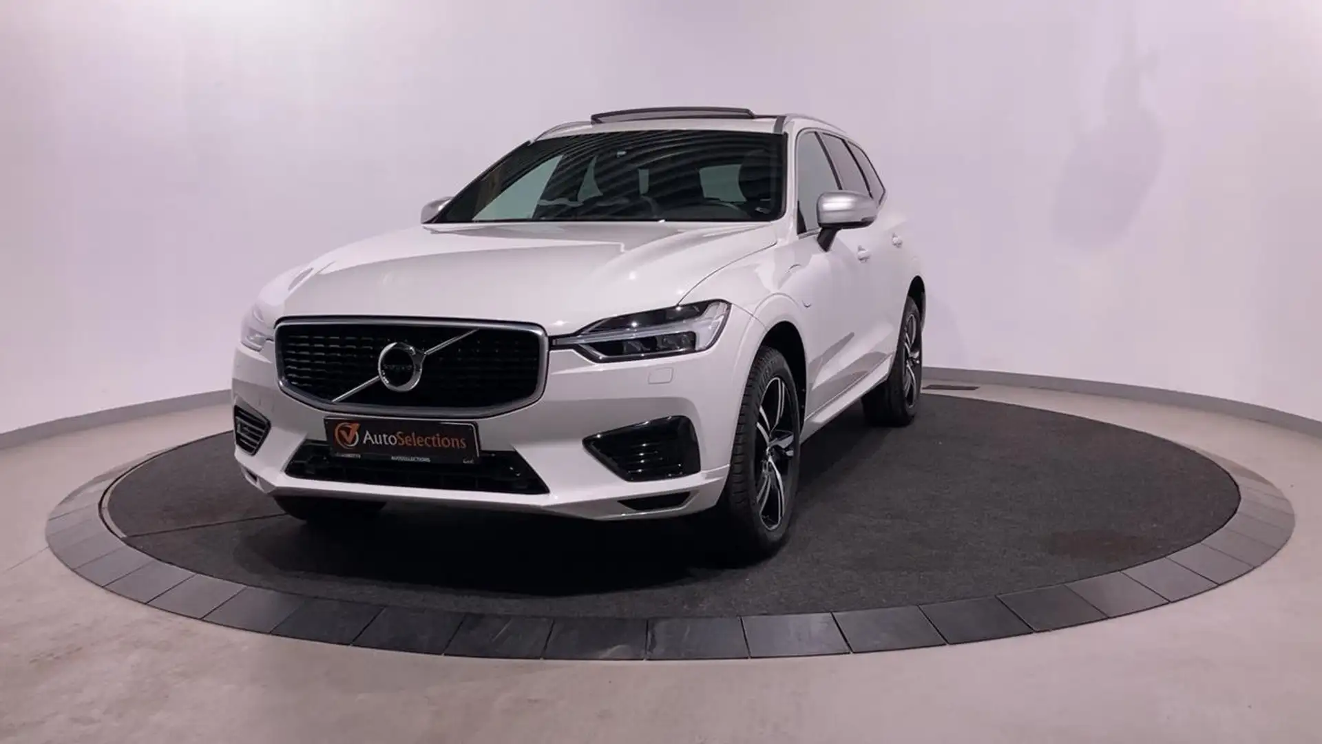 Volvo XC60 T8 AWD Recharge Plug in/R design/Safety pack Weiß - 1