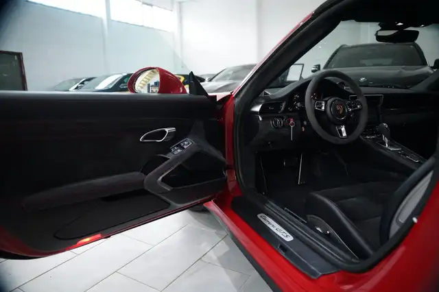Porsche 911 view 13