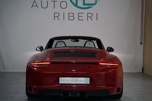 Porsche 911 view 9