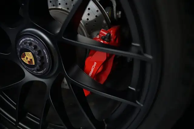Porsche 911 view 7