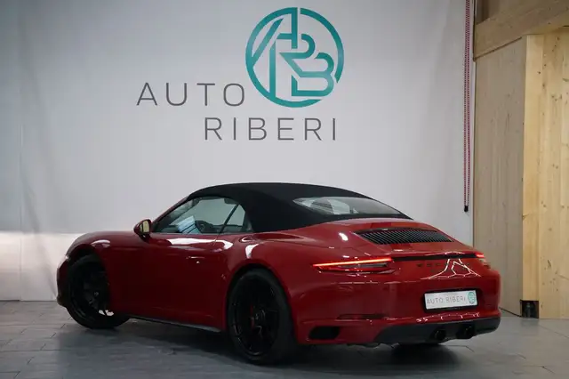 Porsche 911 view 8