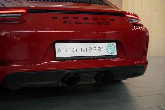 Porsche 911 view 10
