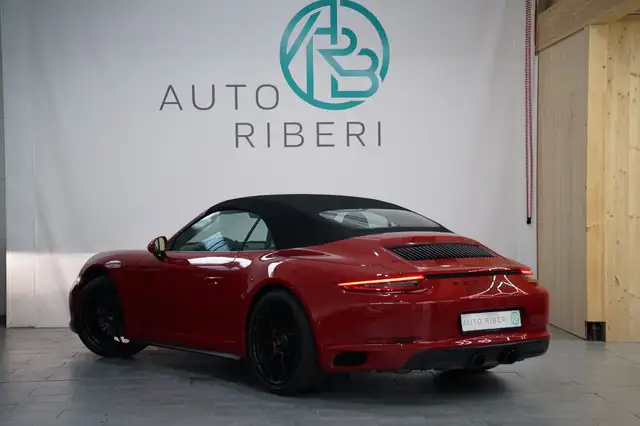 Porsche 911 view 12
