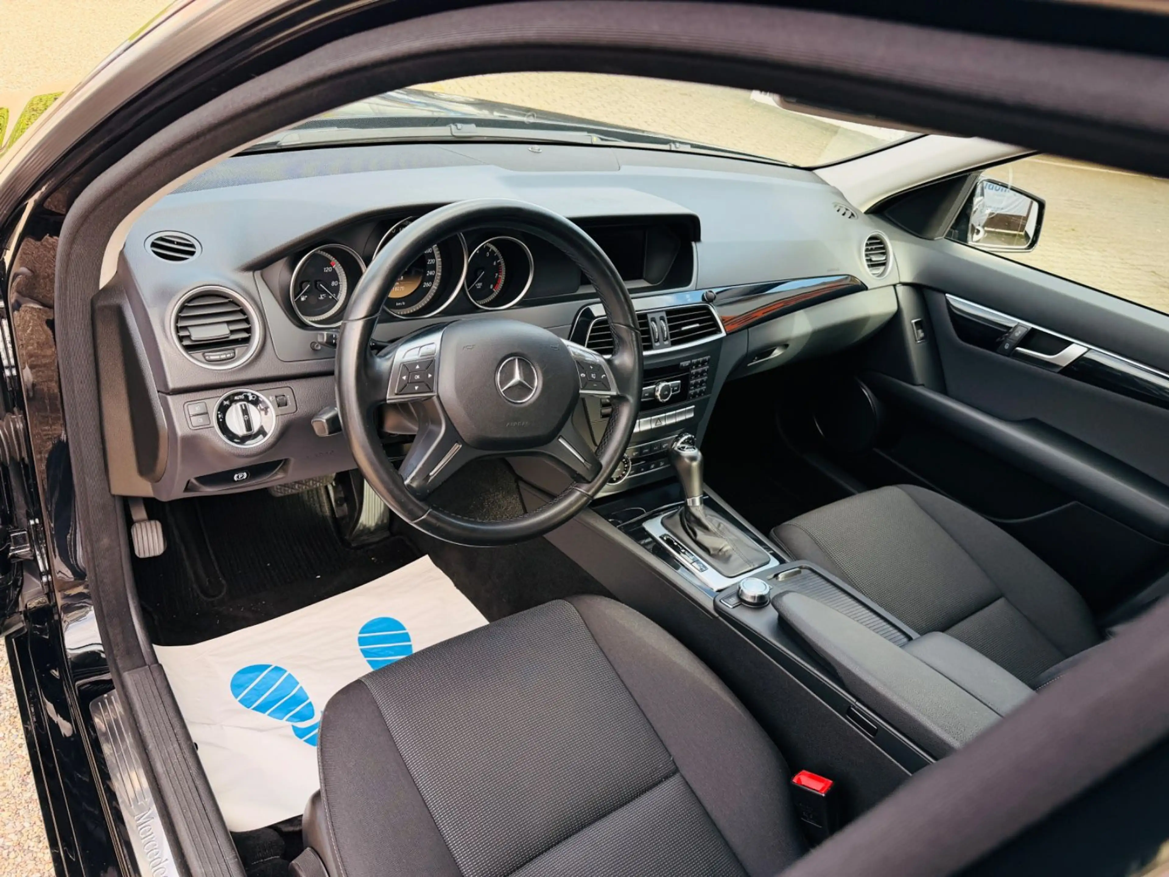 Mercedes-Benz C 180 C Limousine C 180 CGI BlueEfficiency — photo 18