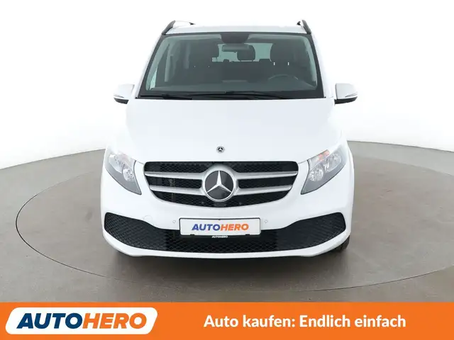 Mercedes-Benz 220 view 9