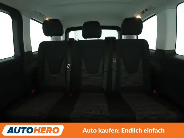 Mercedes-Benz 220 view 15