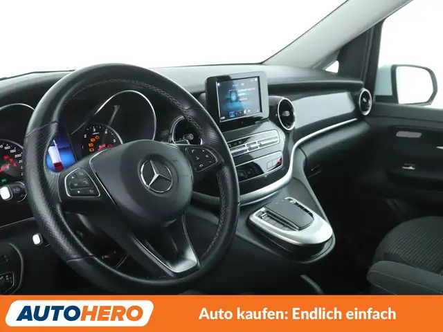 Mercedes-Benz 220 view 11