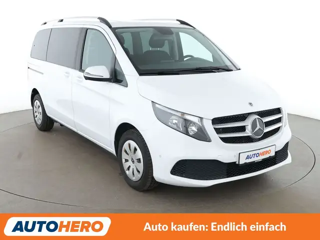 Mercedes-Benz 220 view 8