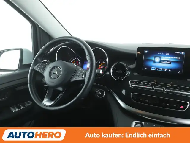 Mercedes-Benz 220 view 13