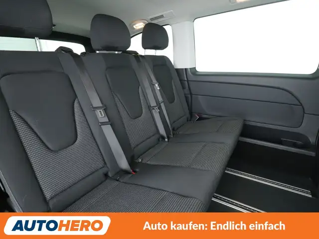 Mercedes-Benz 220 view 14