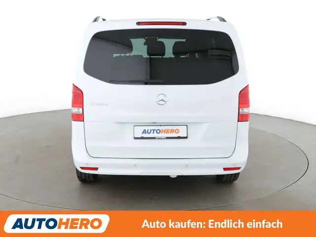 Mercedes-Benz 220 view 5