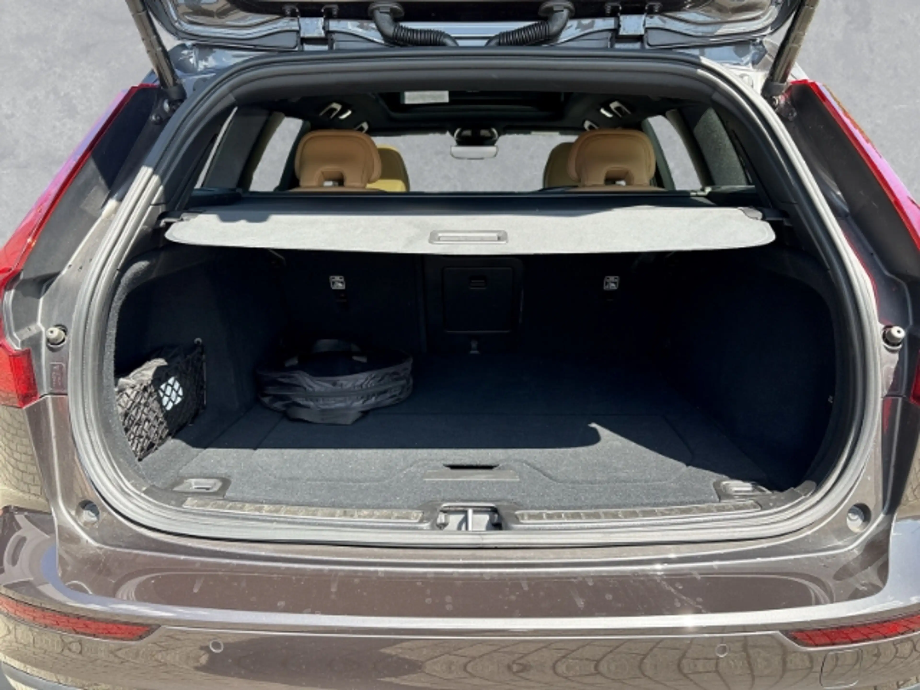 Volvo V60 Plus Bright T8 19''LM Pano Klimasitze HUD AHK 360k — photo 10