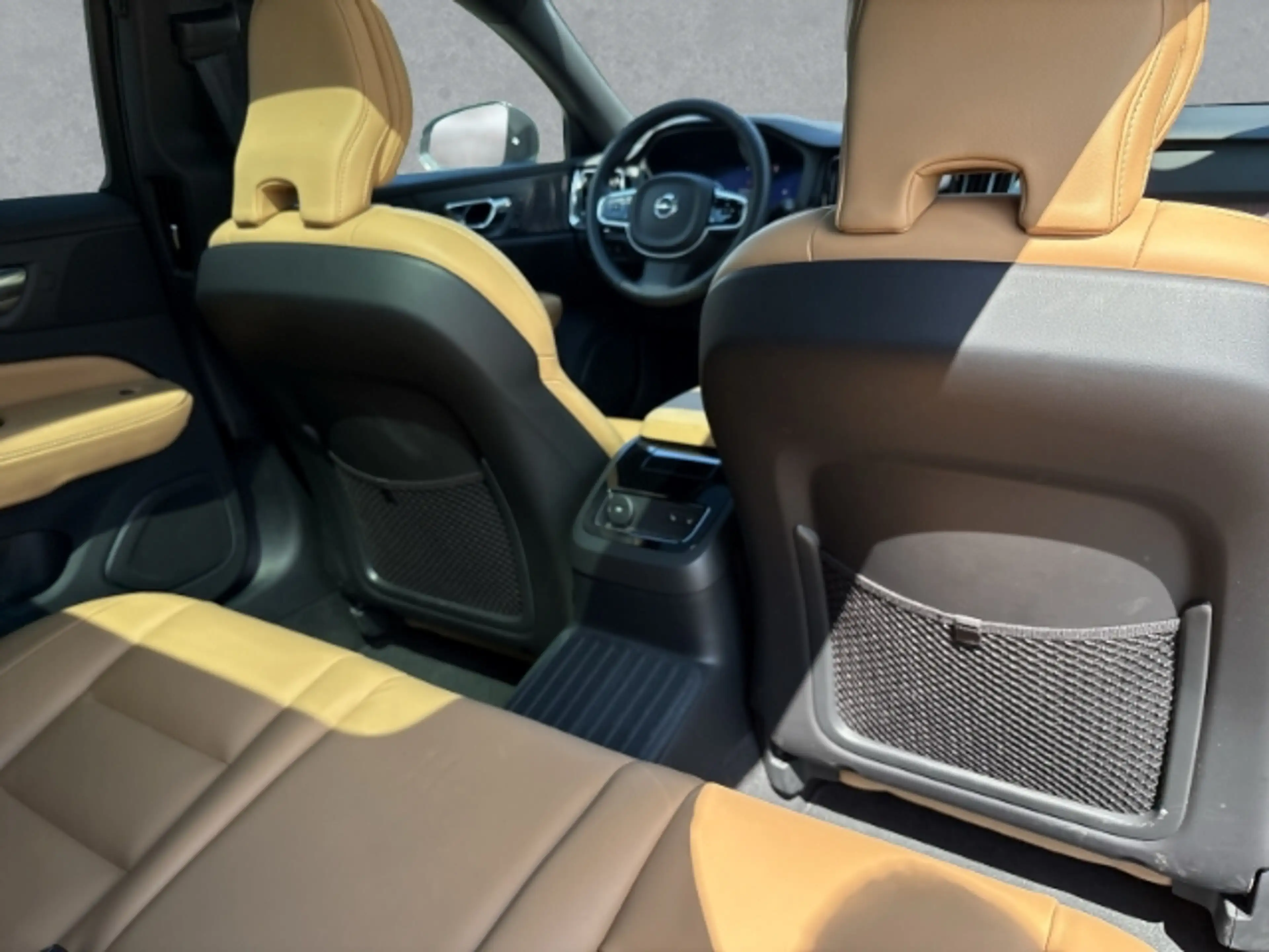 Volvo V60 Plus Bright T8 19''LM Pano Klimasitze HUD AHK 360k — photo 12