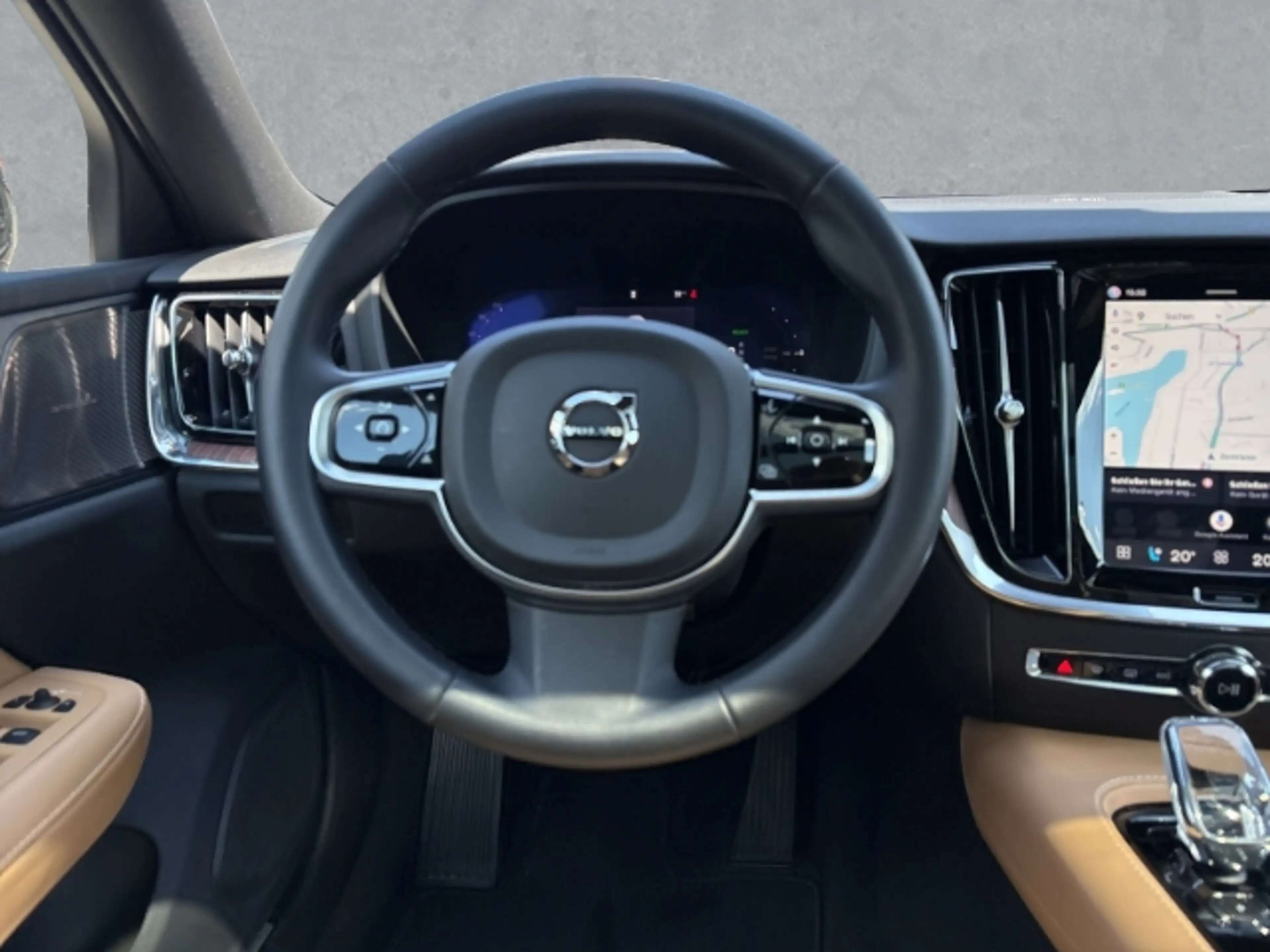 Volvo V60 Plus Bright T8 19''LM Pano Klimasitze HUD AHK 360k — photo 14