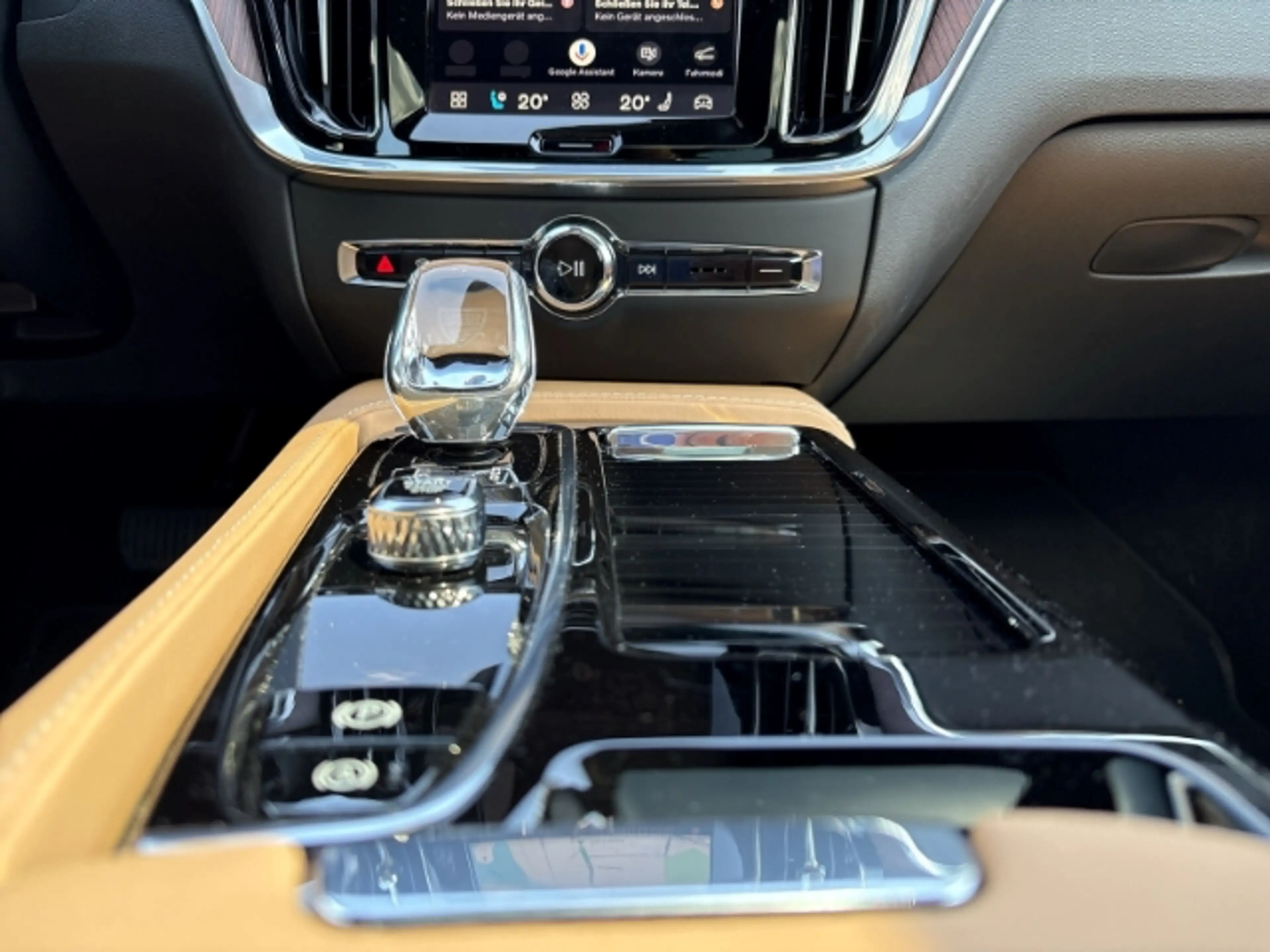 Volvo V60 Plus Bright T8 19''LM Pano Klimasitze HUD AHK 360k — photo 15