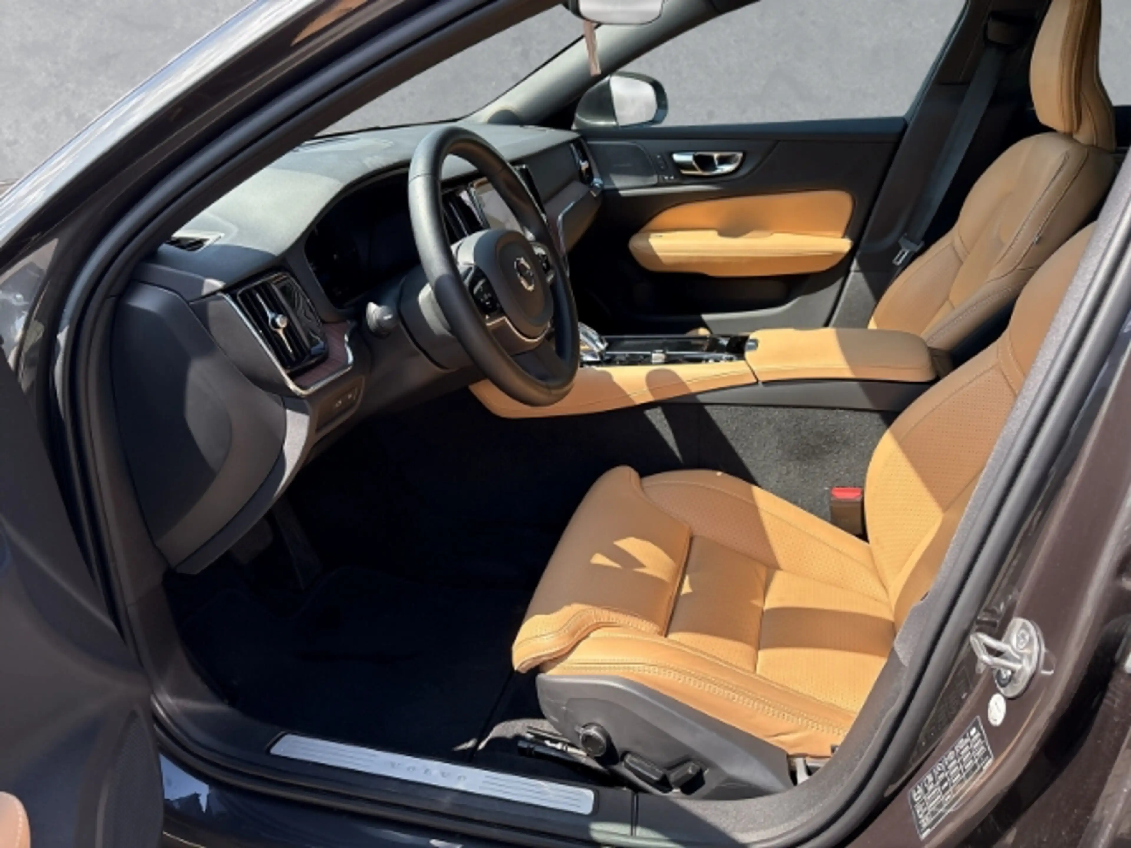Volvo V60 Plus Bright T8 19''LM Pano Klimasitze HUD AHK 360k — photo 11
