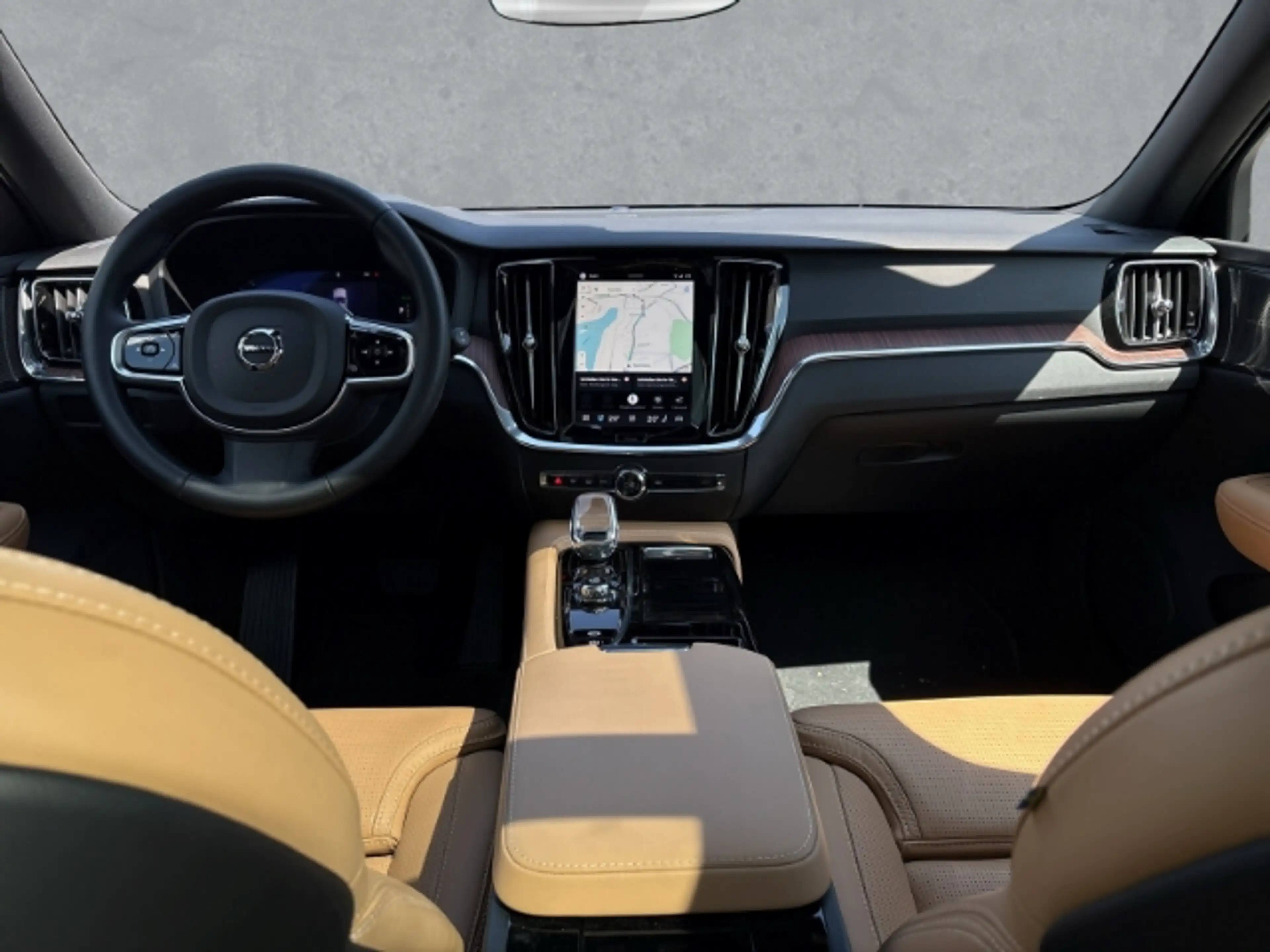 Volvo V60 Plus Bright T8 19''LM Pano Klimasitze HUD AHK 360k — photo 4