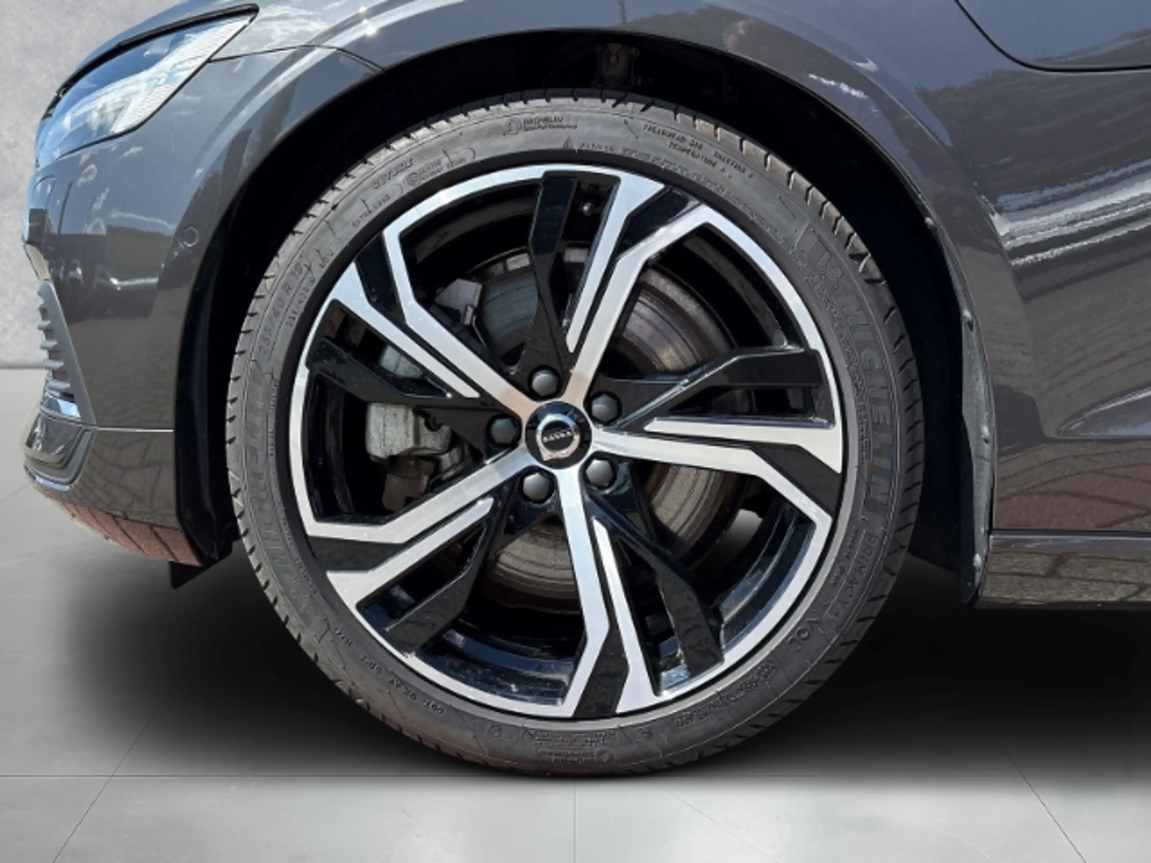 Volvo V60 Plus Bright T8 19''LM Pano Klimasitze HUD AHK 360k — photo 9