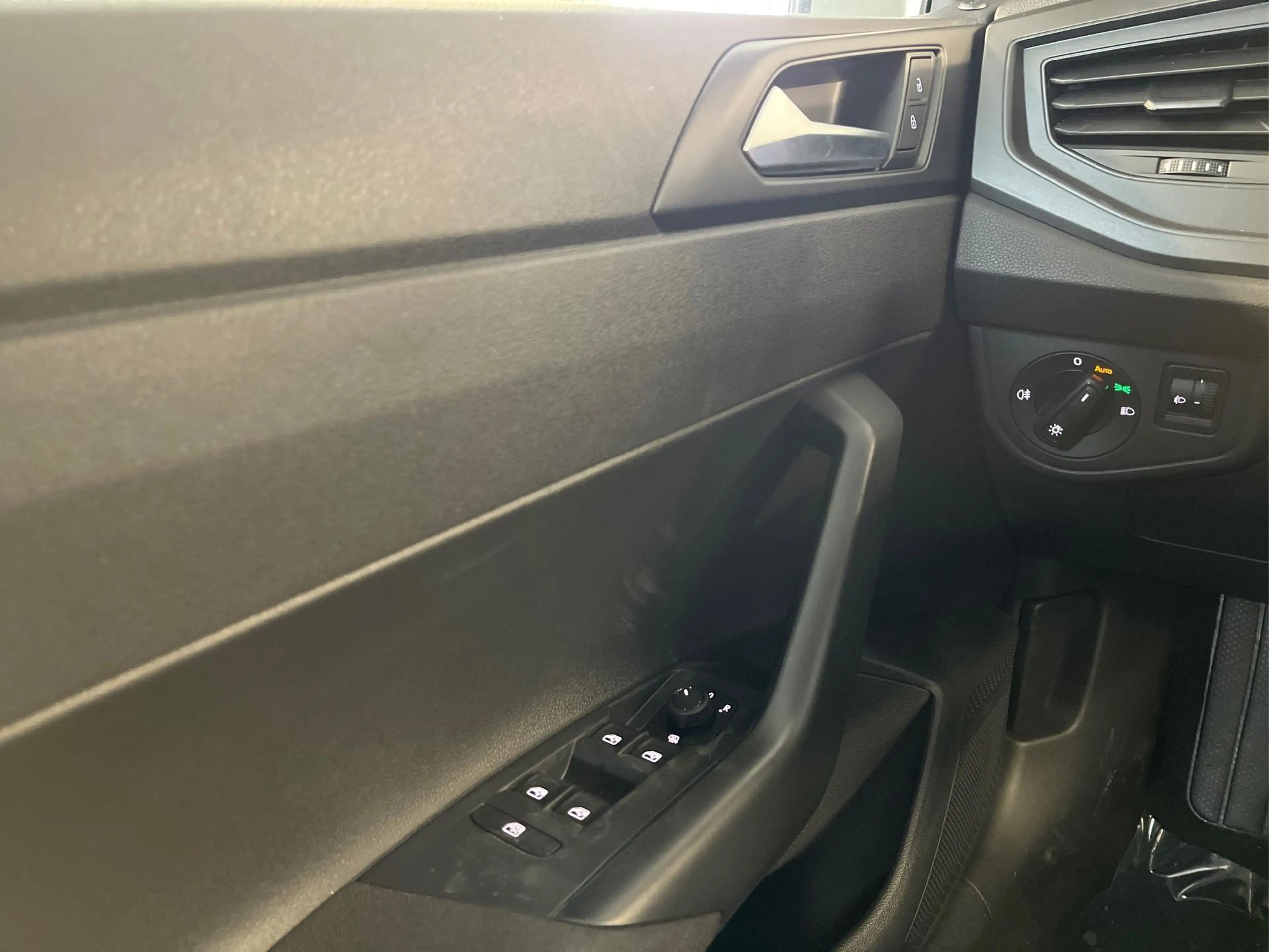Volkswagen Polo 1.0 MPI Sitzheizung+AppConnect+PDC+LED+Touch+Li... — photo 9