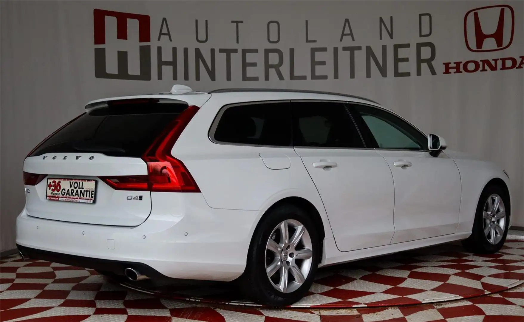 Volvo V90 D4 AWD Geartronic Momentum / FAMILIEN-PAKET Weiß - 2