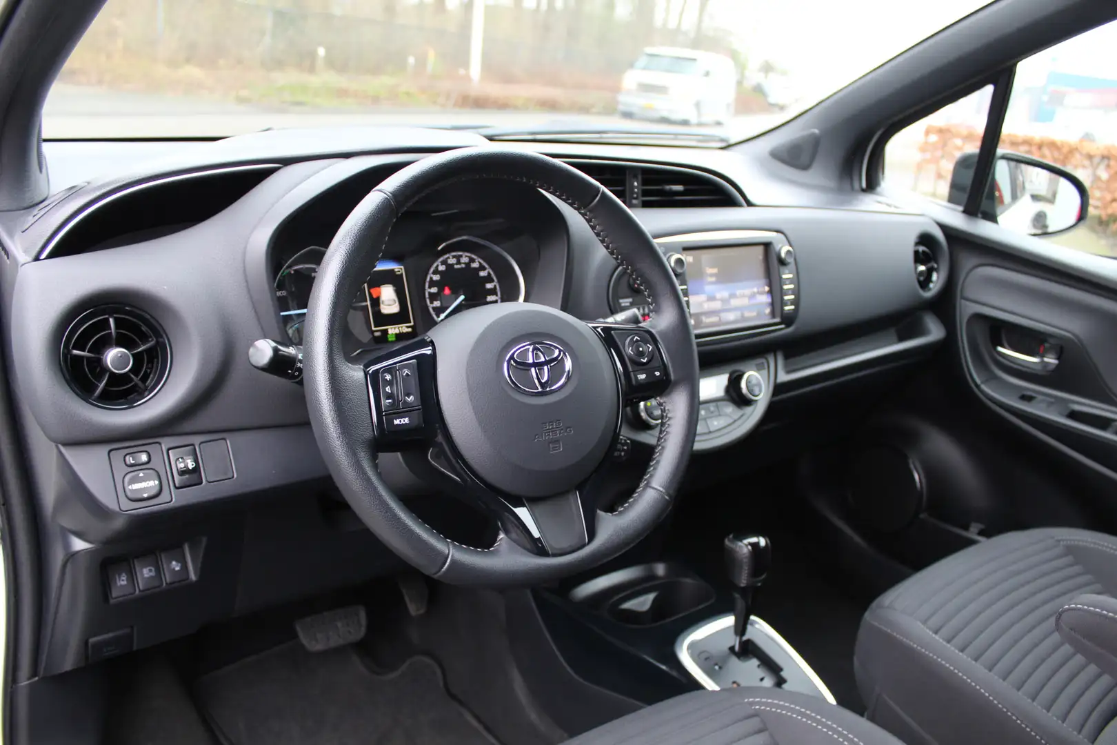 Toyota Yaris 1.5 Hybrid Bi-Tone | Rijklaar | Camera | Bluetooth Wit - 2